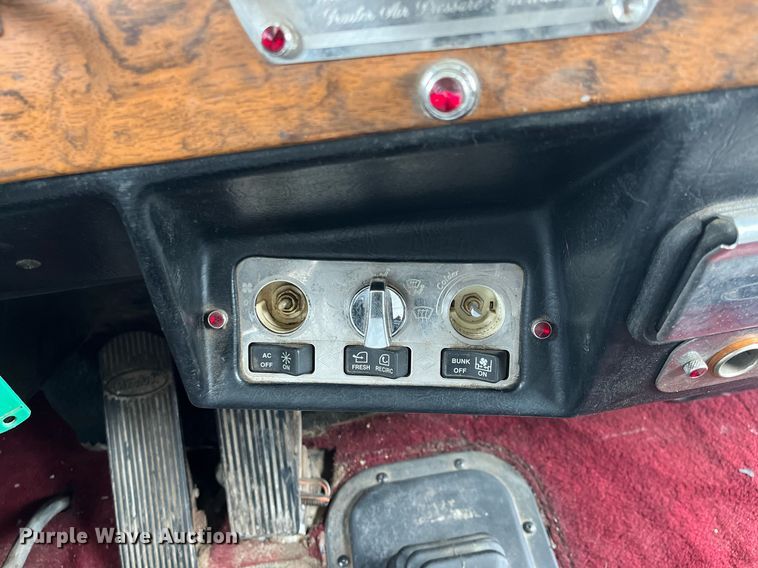 image for item DQ4105 2000 Peterbilt 379  semi truck