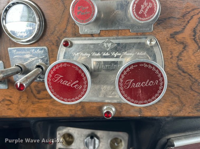 image for item DQ4105 2000 Peterbilt 379  semi truck