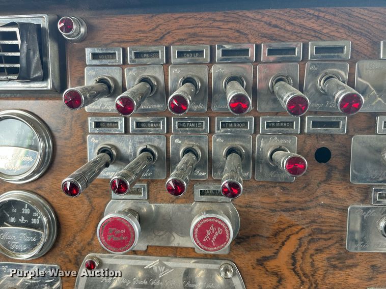 image for item DQ4105 2000 Peterbilt 379  semi truck