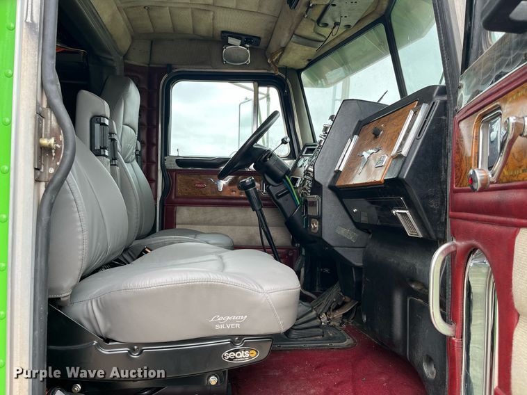 image for item DQ4105 2000 Peterbilt 379  semi truck