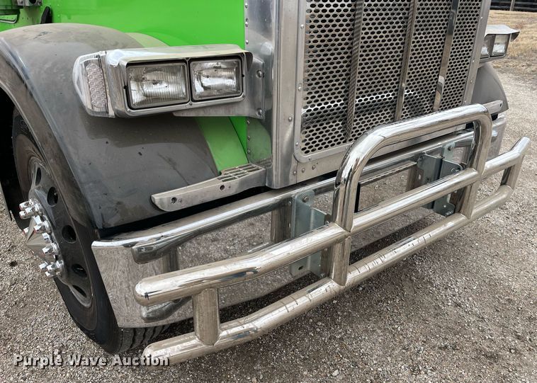 image for item DQ4105 2000 Peterbilt 379  semi truck