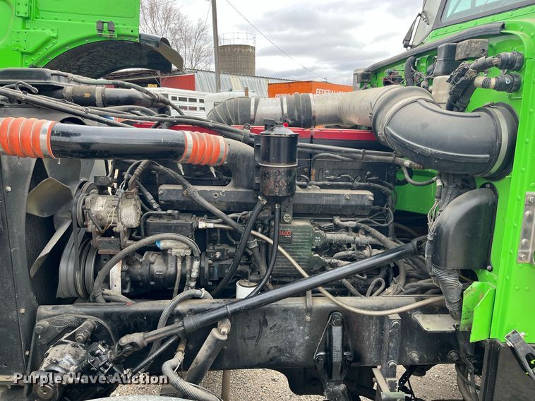 image for item DQ4105 2000 Peterbilt 379  semi truck