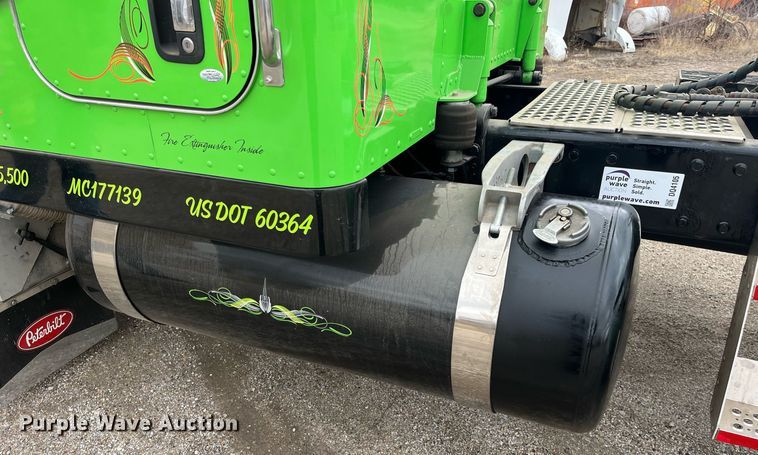 image for item DQ4105 2000 Peterbilt 379  semi truck