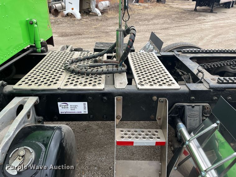 image for item DQ4105 2000 Peterbilt 379  semi truck