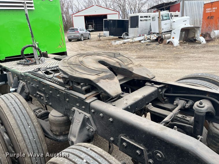 image for item DQ4105 2000 Peterbilt 379  semi truck