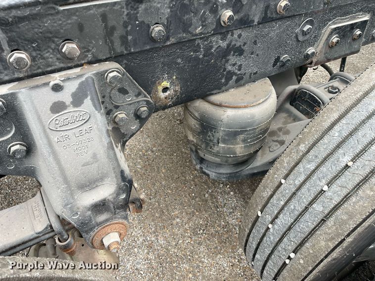 image for item DQ4105 2000 Peterbilt 379  semi truck