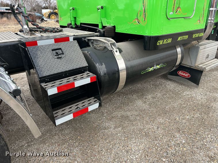 image for item DQ4105 2000 Peterbilt 379  semi truck