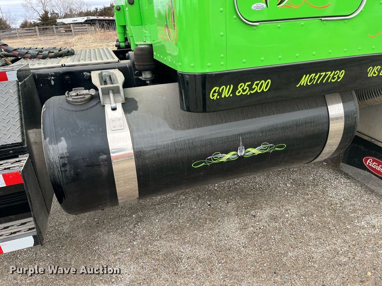 image for item DQ4105 2000 Peterbilt 379  semi truck