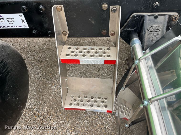 image for item DQ4105 2000 Peterbilt 379  semi truck