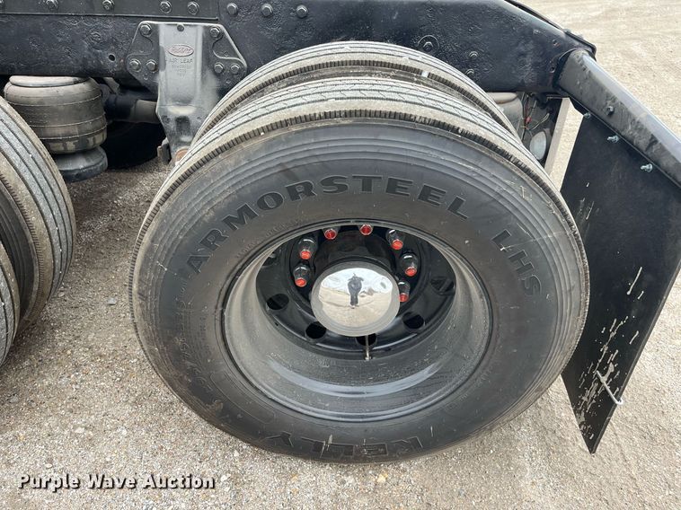 image for item DQ4105 2000 Peterbilt 379  semi truck