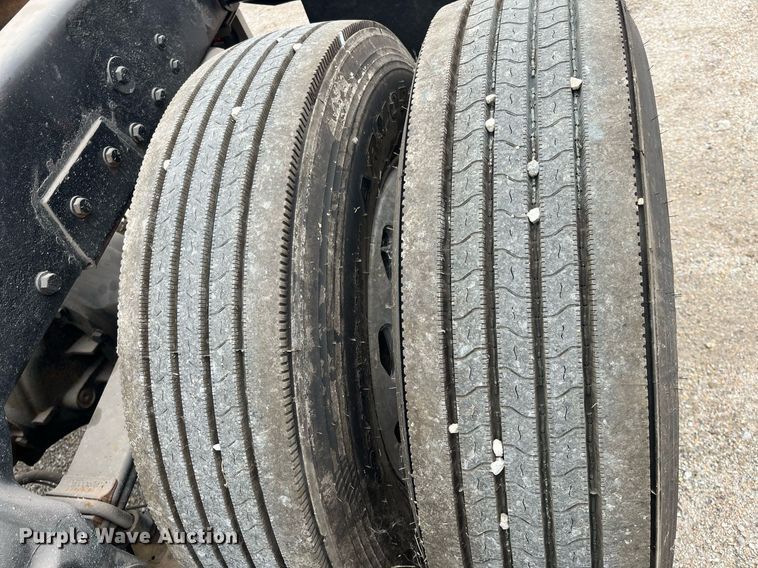 image for item DQ4105 2000 Peterbilt 379  semi truck