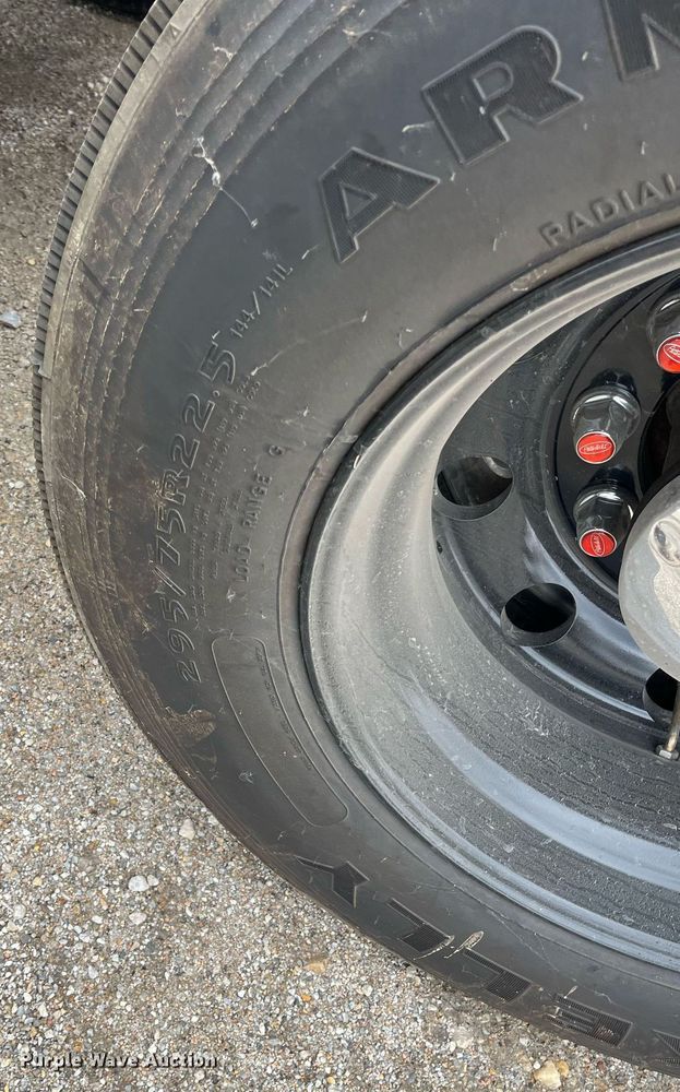 image for item DQ4105 2000 Peterbilt 379  semi truck