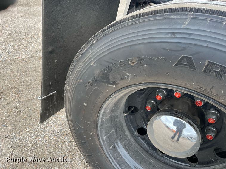 image for item DQ4105 2000 Peterbilt 379  semi truck