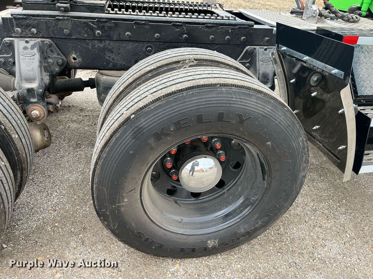 image for item DQ4105 2000 Peterbilt 379  semi truck