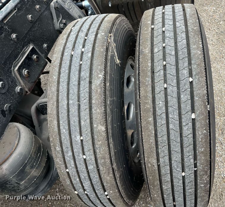 image for item DQ4105 2000 Peterbilt 379  semi truck