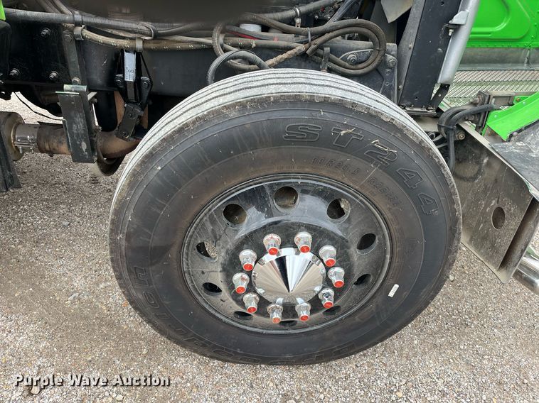 image for item DQ4105 2000 Peterbilt 379  semi truck