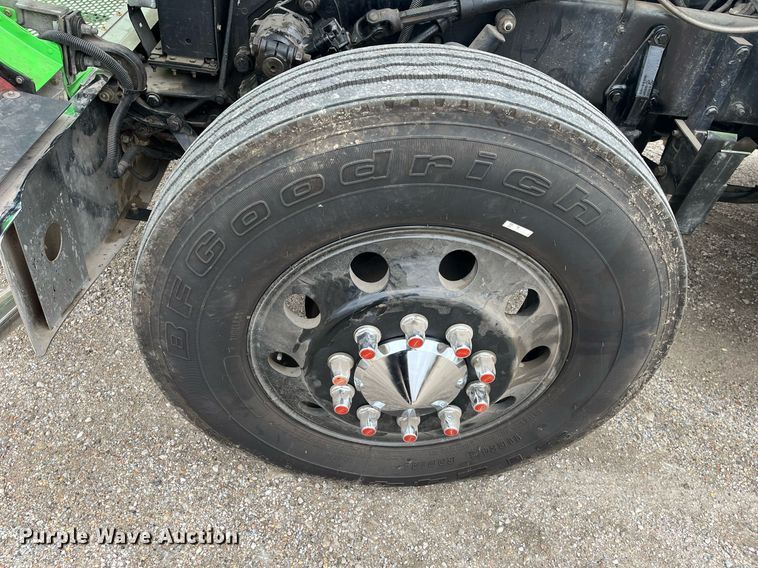 image for item DQ4105 2000 Peterbilt 379  semi truck