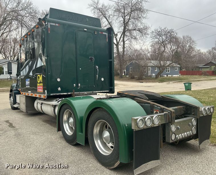 image for item DR4544 2007 Freightliner Columbia  semi truck