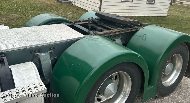 image for item DR4544 2007 Freightliner Columbia  semi truck