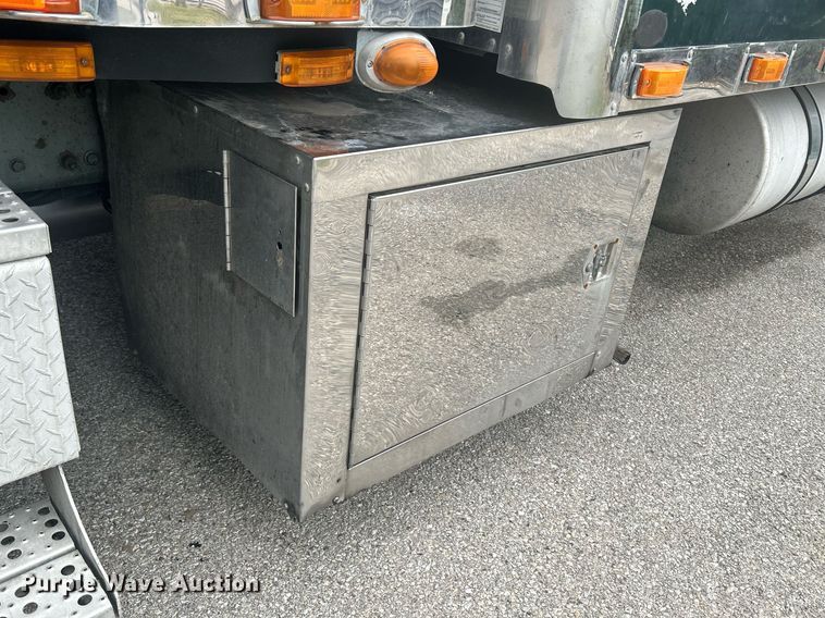 image for item DR4544 2007 Freightliner Columbia  semi truck