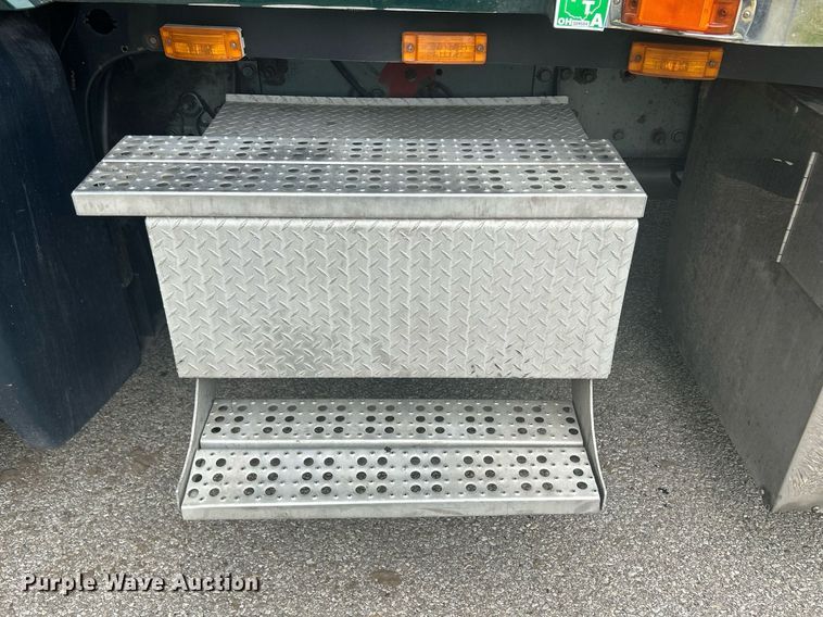 image for item DR4544 2007 Freightliner Columbia  semi truck