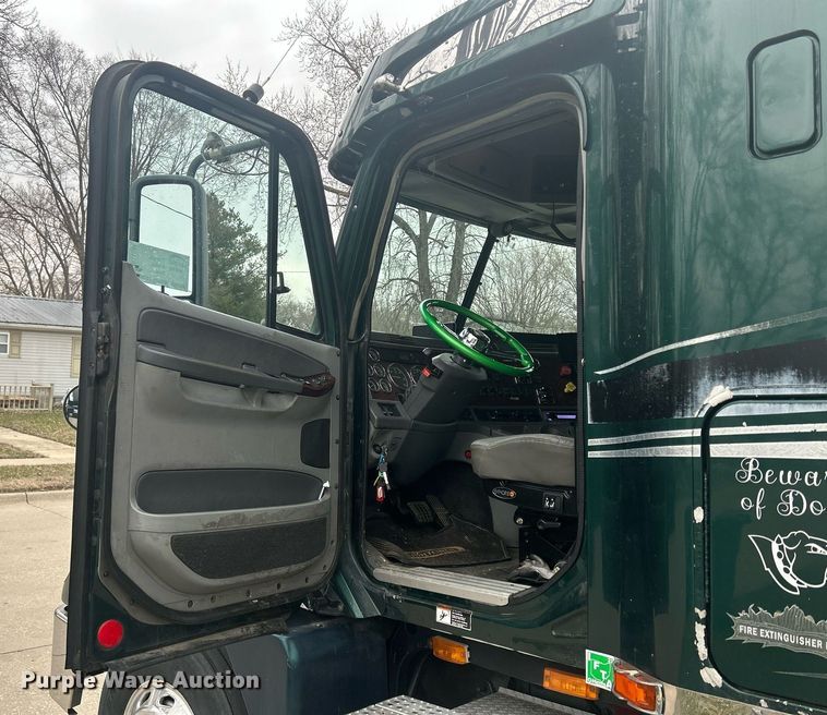 image for item DR4544 2007 Freightliner Columbia  semi truck