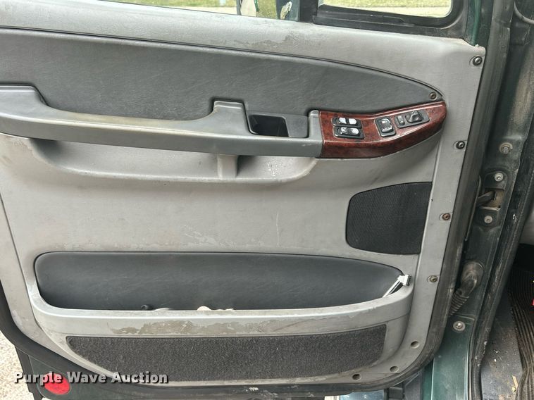 image for item DR4544 2007 Freightliner Columbia  semi truck