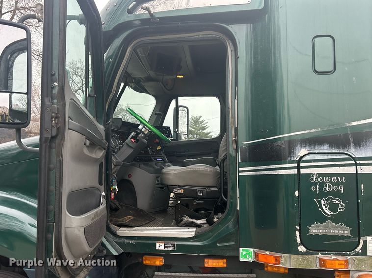 image for item DR4544 2007 Freightliner Columbia  semi truck