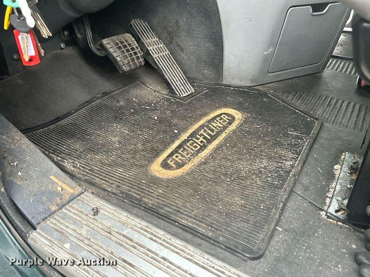 image for item DR4544 2007 Freightliner Columbia  semi truck