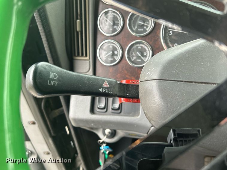 image for item DR4544 2007 Freightliner Columbia  semi truck