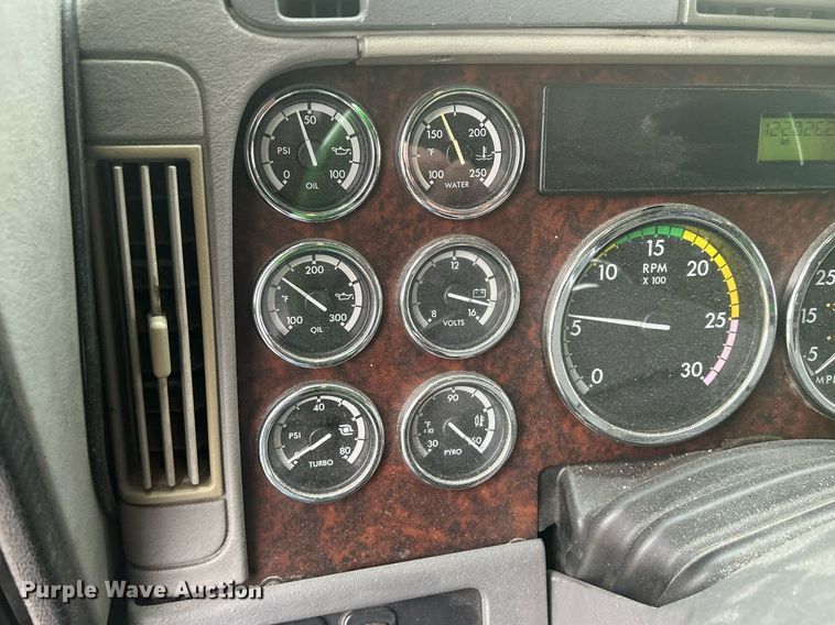 image for item DR4544 2007 Freightliner Columbia  semi truck