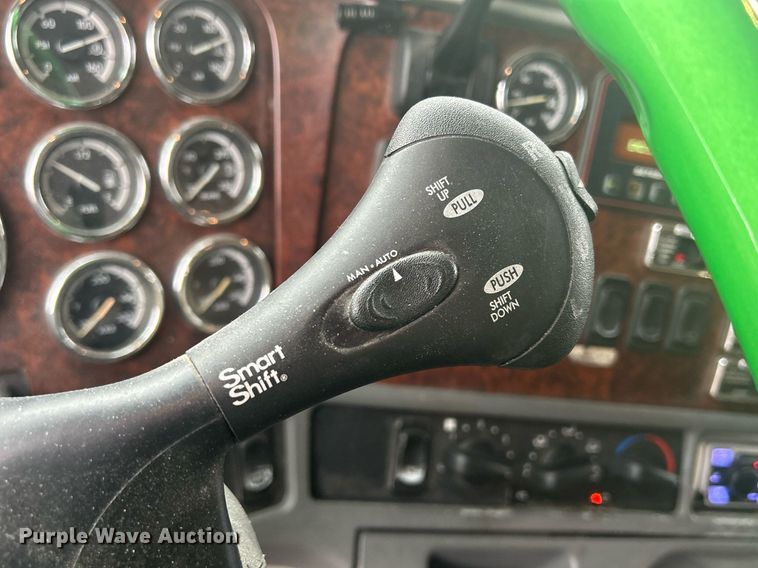 image for item DR4544 2007 Freightliner Columbia  semi truck