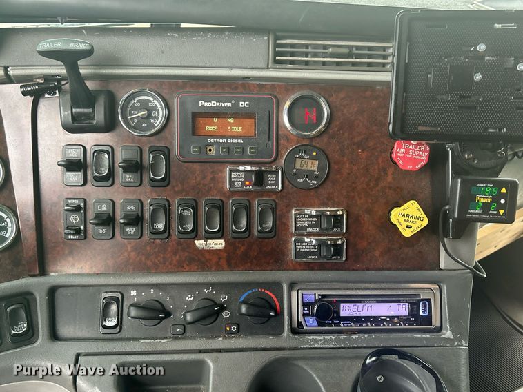 image for item DR4544 2007 Freightliner Columbia  semi truck