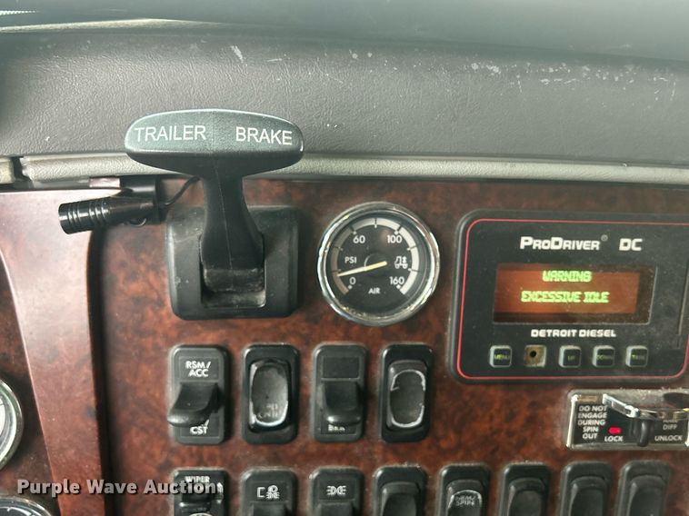 image for item DR4544 2007 Freightliner Columbia  semi truck