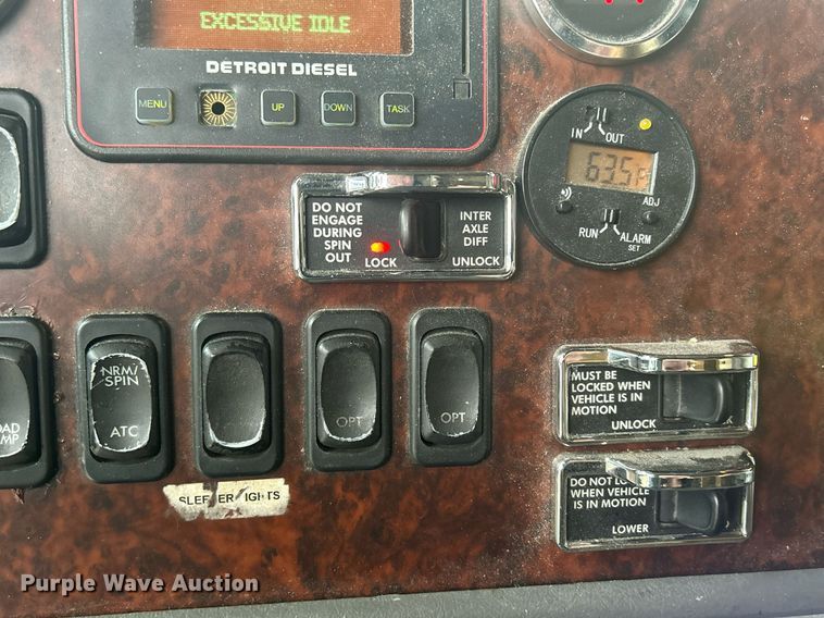 image for item DR4544 2007 Freightliner Columbia  semi truck