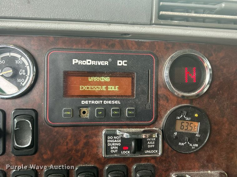 image for item DR4544 2007 Freightliner Columbia  semi truck