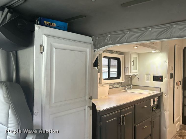 image for item DR4544 2007 Freightliner Columbia  semi truck