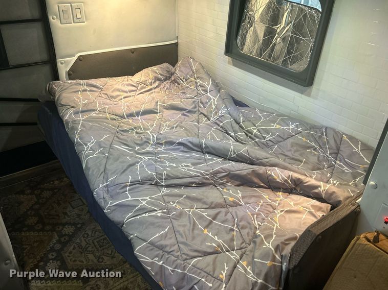 image for item DR4544 2007 Freightliner Columbia  semi truck