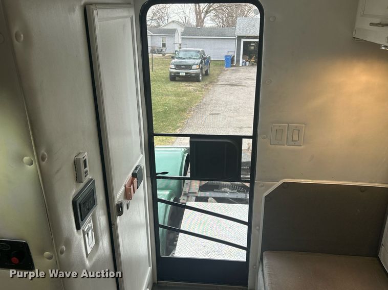 image for item DR4544 2007 Freightliner Columbia  semi truck