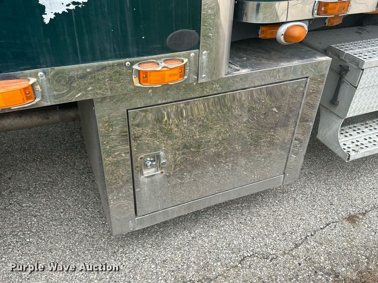 image for item DR4544 2007 Freightliner Columbia  semi truck