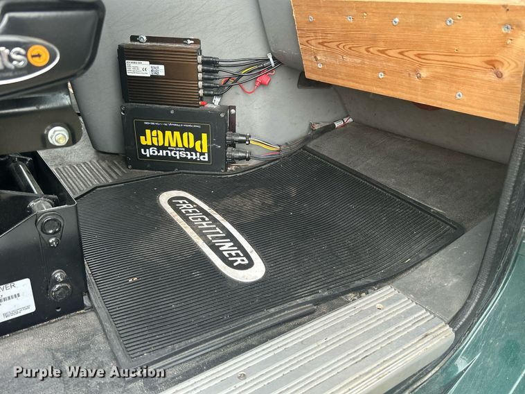 image for item DR4544 2007 Freightliner Columbia  semi truck