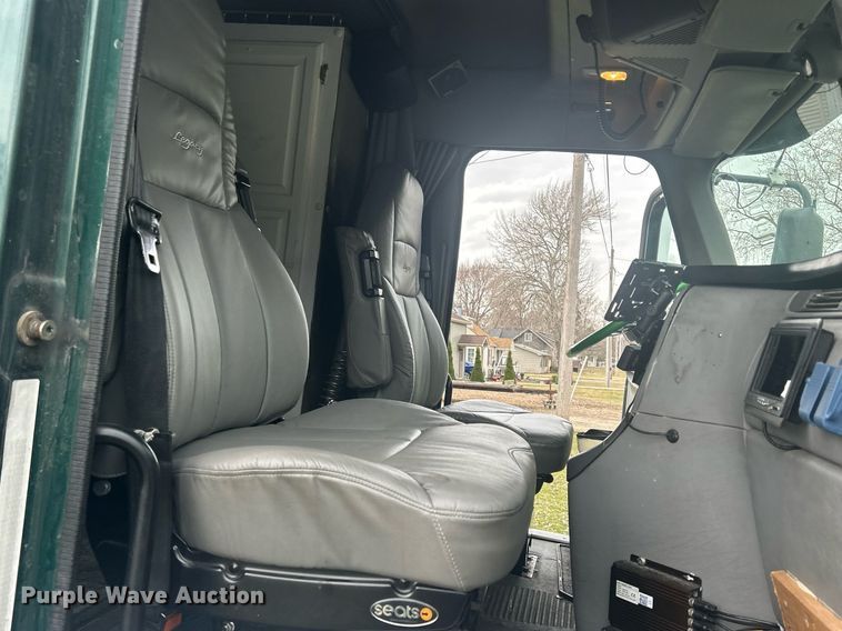 image for item DR4544 2007 Freightliner Columbia  semi truck