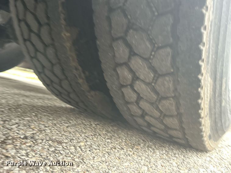 image for item DR4544 2007 Freightliner Columbia  semi truck