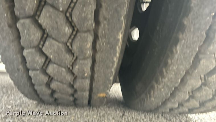 image for item DR4544 2007 Freightliner Columbia  semi truck