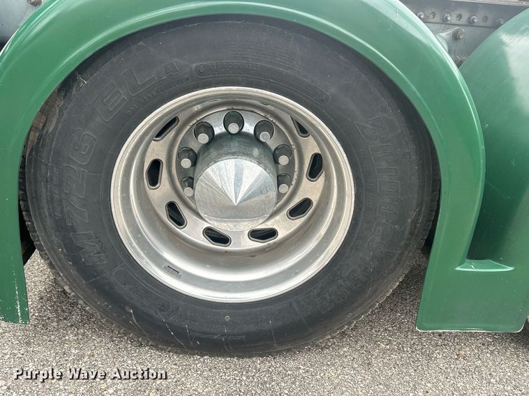 image for item DR4544 2007 Freightliner Columbia  semi truck