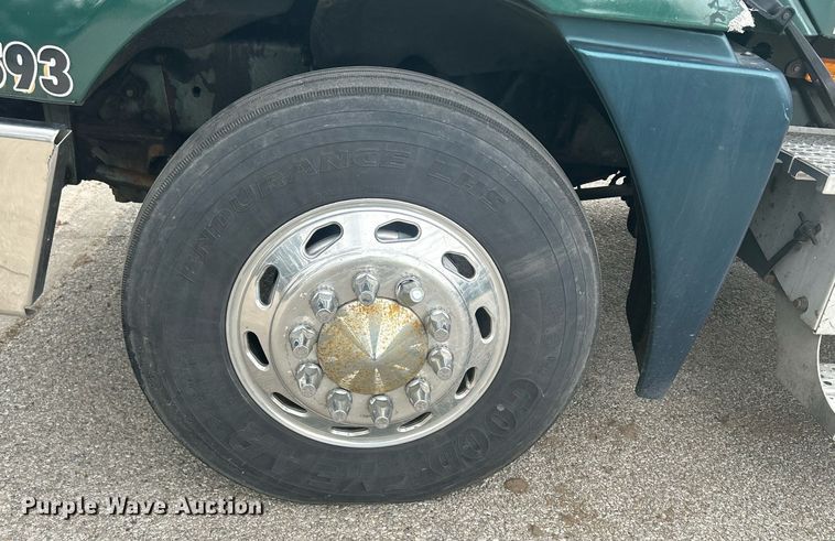 image for item DR4544 2007 Freightliner Columbia  semi truck