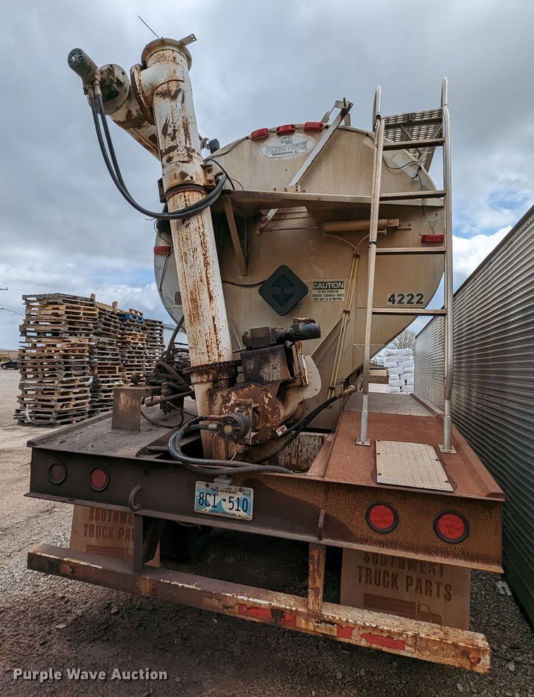 image for item DR6846 2006 Pinson  feed delivery trailer