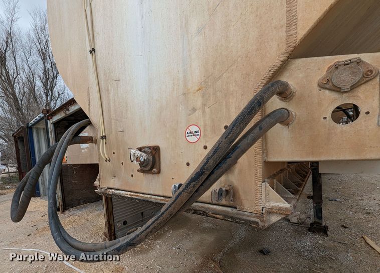 image for item DR6846 2006 Pinson  feed delivery trailer