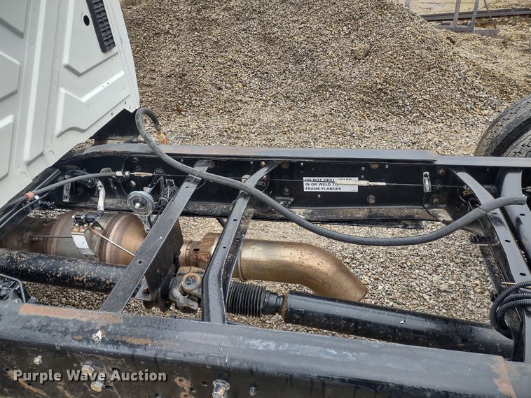 image for item DR8270 2014 International TerraStar  truck cab and chassis