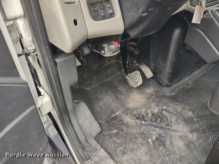 image for item DR8270 2014 International TerraStar  truck cab and chassis